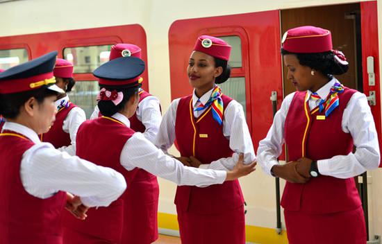  2016年10月1日，在埃塞俄比亚首都亚的斯亚贝巴拉布车站，埃塞俄比亚乘务员学习欢迎礼仪。新华社记者李百顺摄